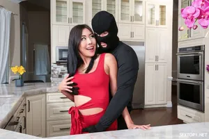 Gái xinh vú mọng bị bạn học và thầy giáo địt tập thể