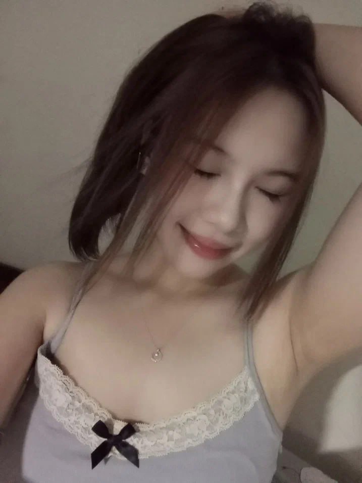 Cô em múm mĩm khoe bím đẹp vú căng trên livestream
