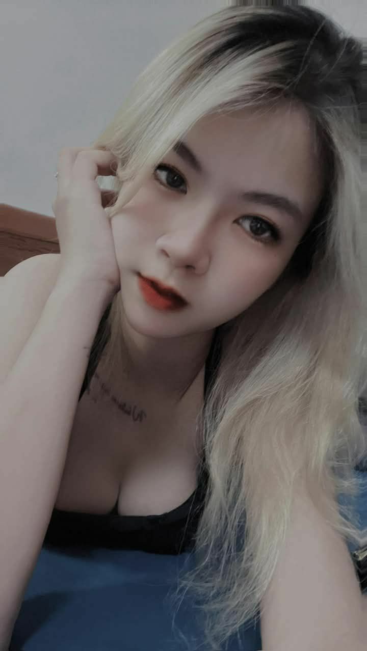 Người phụ nữ trẻ đẩy bbbb đẩy